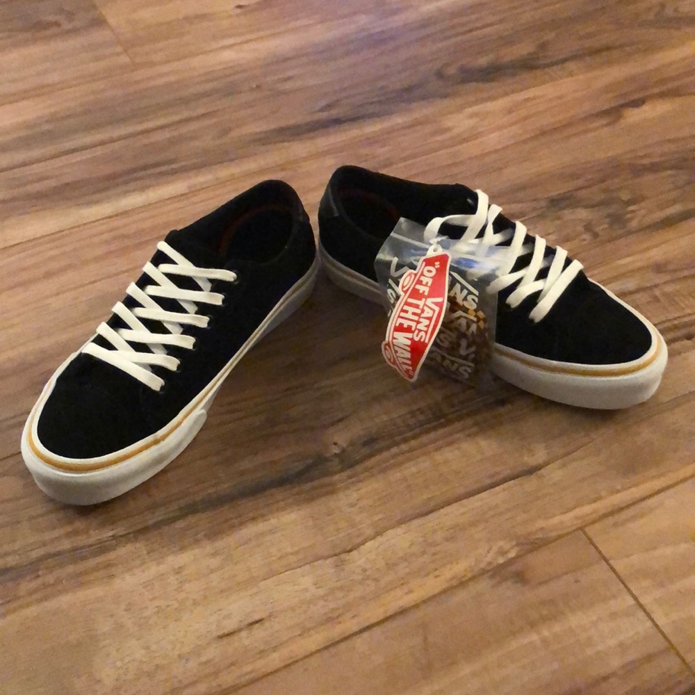 Court Vans - Picture 3 of 5